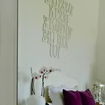 La Maison Des Roses לינה וארוחת בוקר מולאן