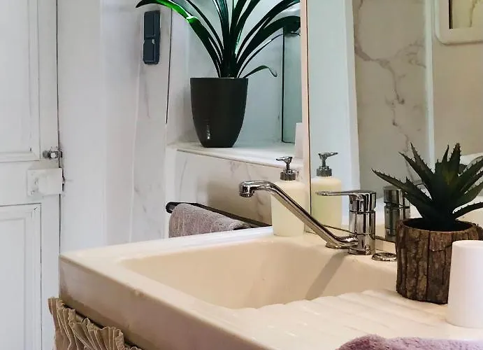 La Maison Des Roses Bed & Breakfast